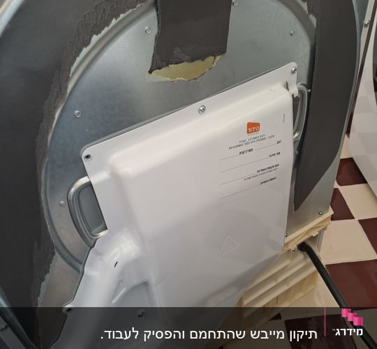 חלק אחורי של מכשיר חשמלי עם כבל חשמל